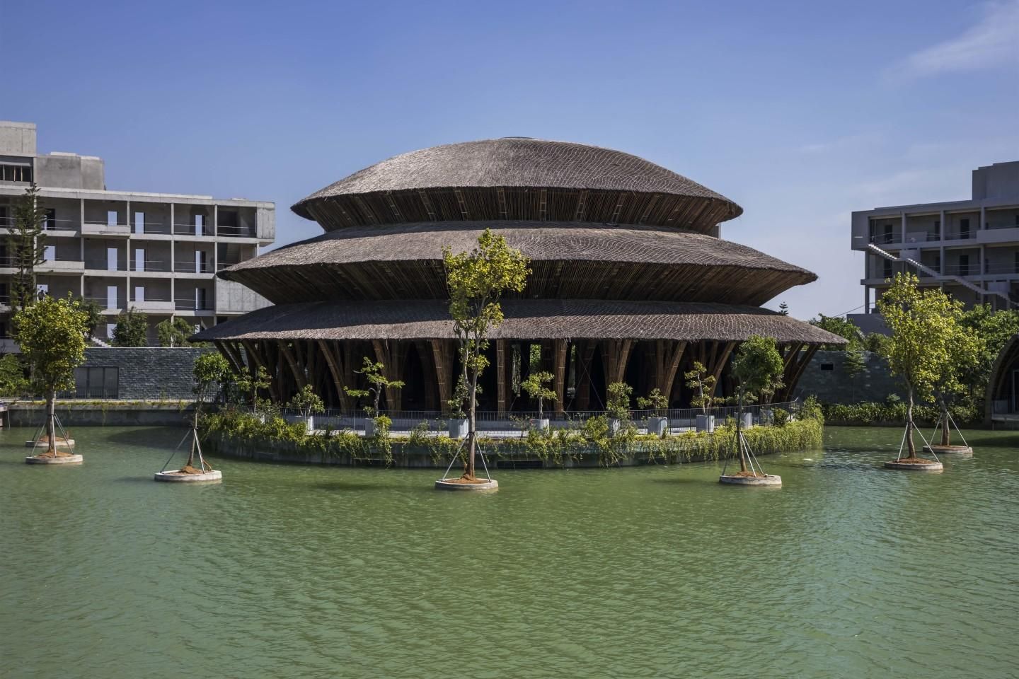 Бамбукова романтика на озері: у в'єтнамському заповіднику з'явився казковий ресторан – фото