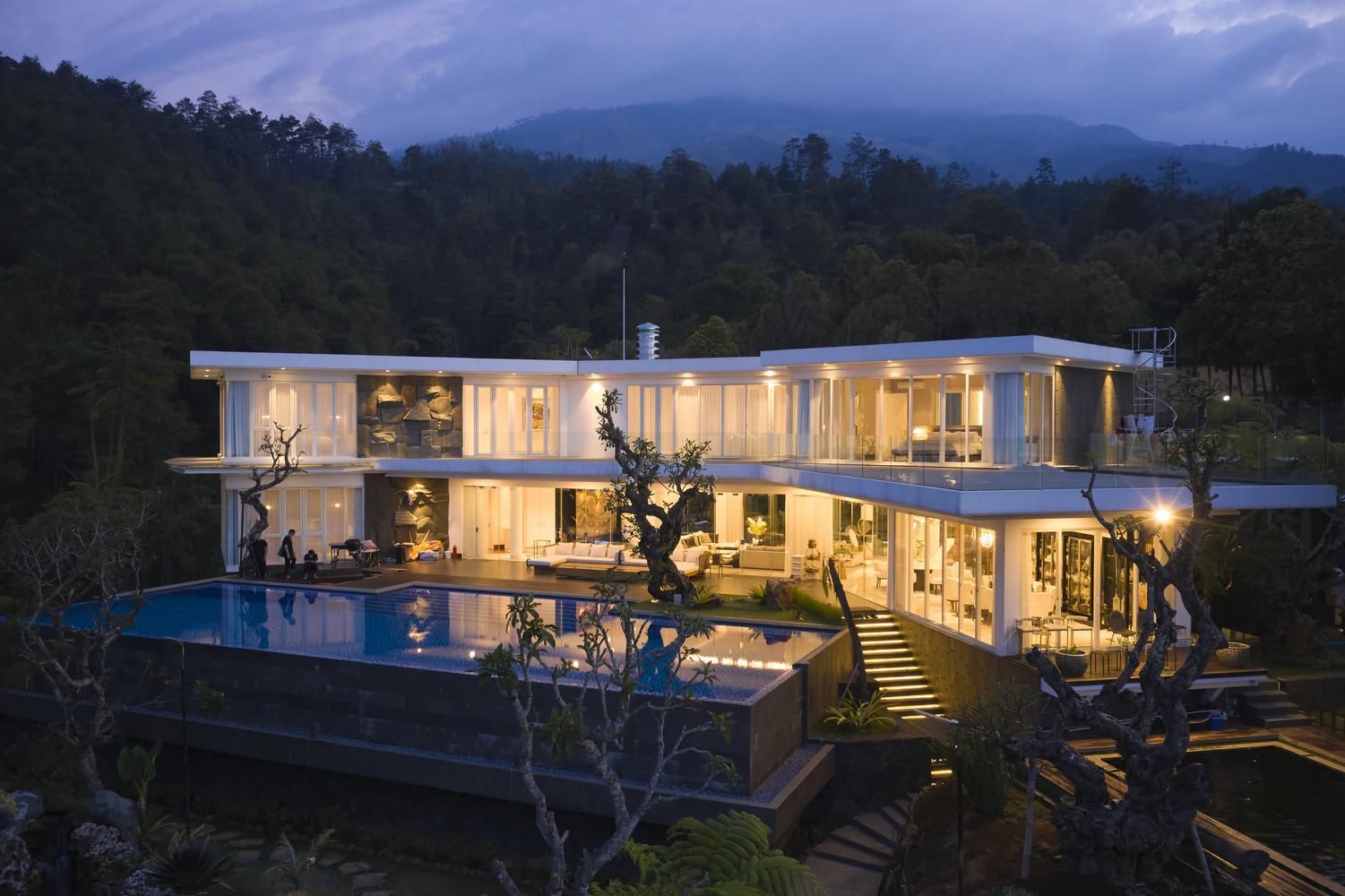 Яскравий факел тропіках: в Індонезії збудували прекрасну віллу, що стане окрасою лісу Яскравий факел тропіках: в Індонезії збудували прекрасну віллу, що стане окрасою лісу