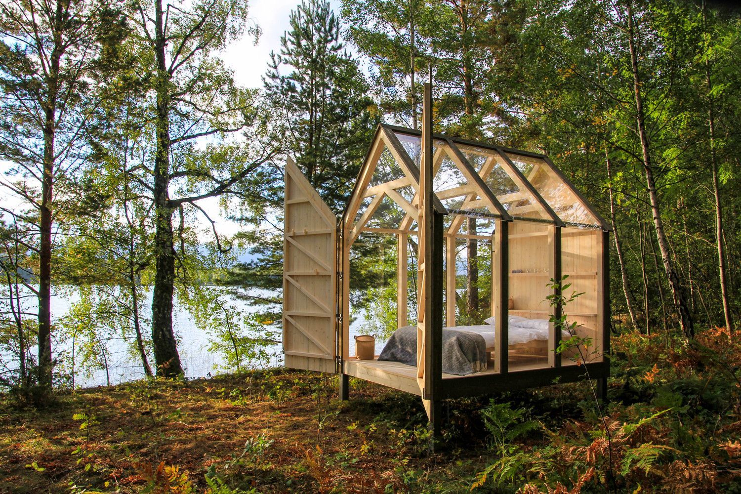 Замість намету: розкішна скляна кабіна для відпочинку на одному з островів Швеції 