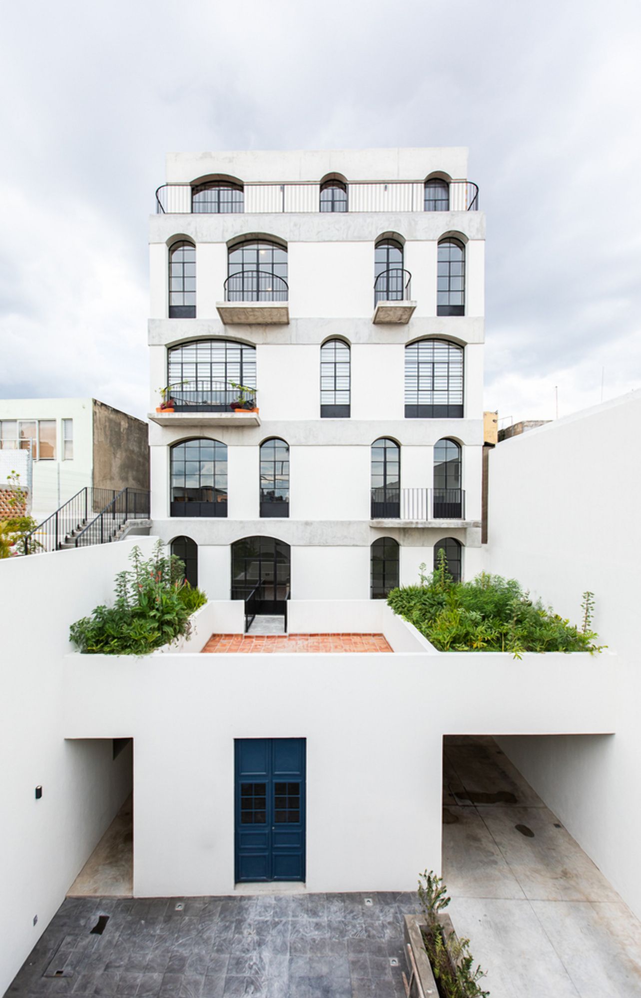 Белая простота: редизайн многоквартирного комплекса в Гваладахаре Белая простота: редизайн многоквартирного комплекса в Гваладахаре