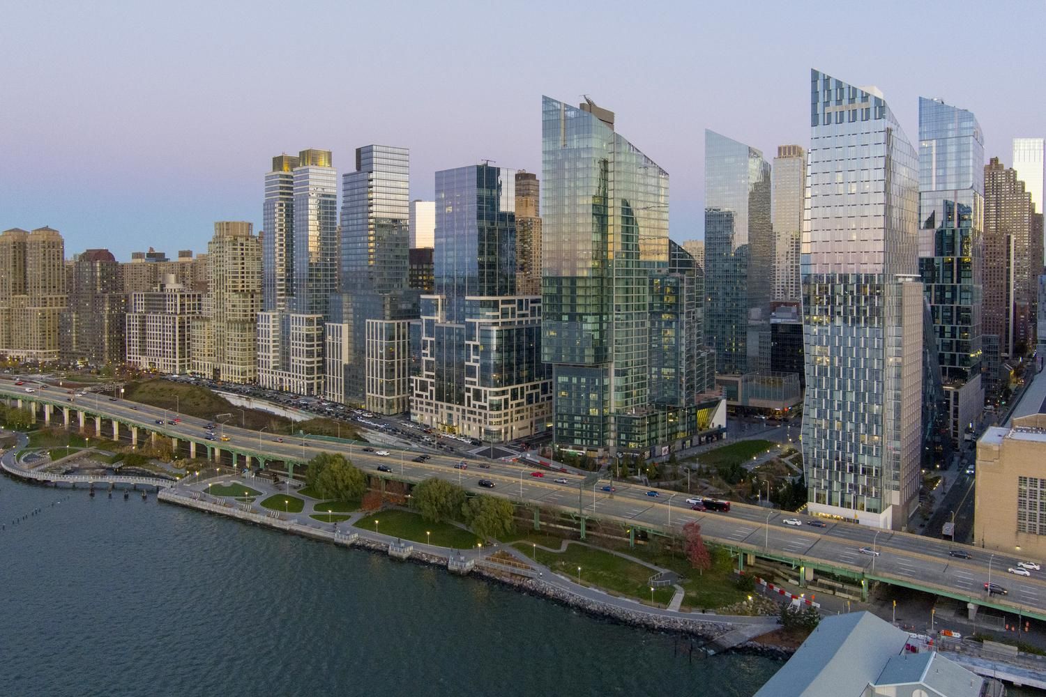 На берегу реки: новый многофункциональный комплекс в одном из популярных районов Нью-Йорка 
