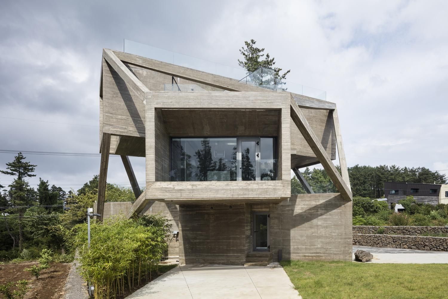 Простота с загадочной геометрией: в Чеджу построили дом, который поражает формой 