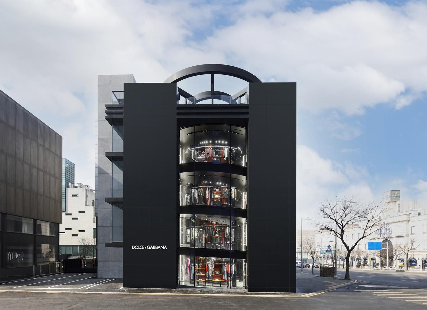 Душа моды: Dolce & Gabbana открыл новый впечатляющий магазин в Сеуле Душа моды: Dolce & Gabbana открыл новый впечатляющий магазин в Сеуле