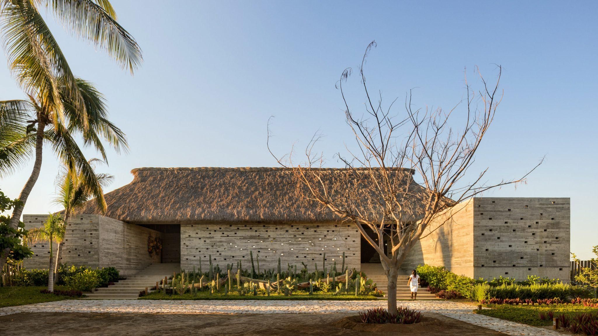 Готельний шик із солом'яним дахом: новий незвичний готель у Мексиці – фото 