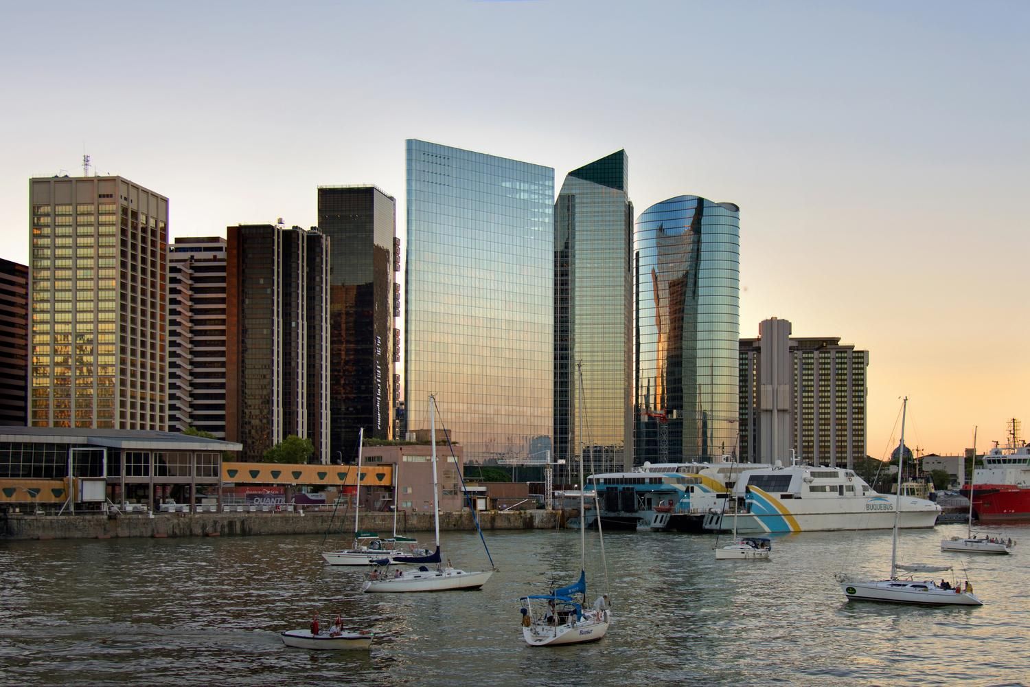 Матриця землі та інноваційний потенціал: новітня офісна будівля в Аргентині Матриця землі та інноваційний потенціал: новітня офісна будівля в Аргентині