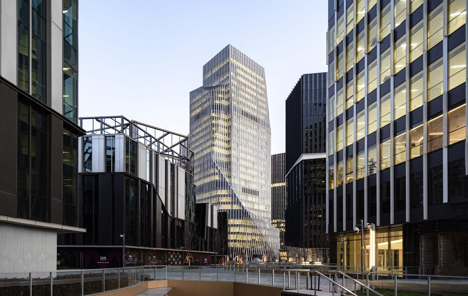 Гірські вершини та міський пейзаж: у Китаї збудували модерністські вежі  Гірські вершини та міський пейзаж: у Китаї збудували модерністські вежі