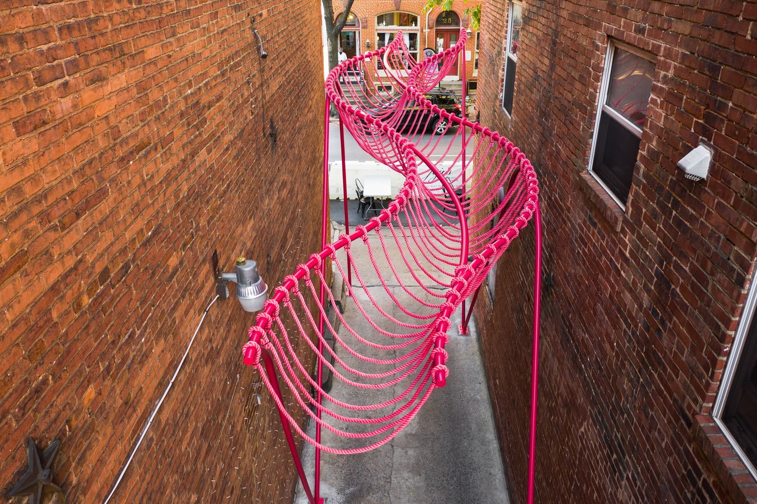 Социальная иллюзия и инфраструктура: невероятная пространственная выставка на улицах США 