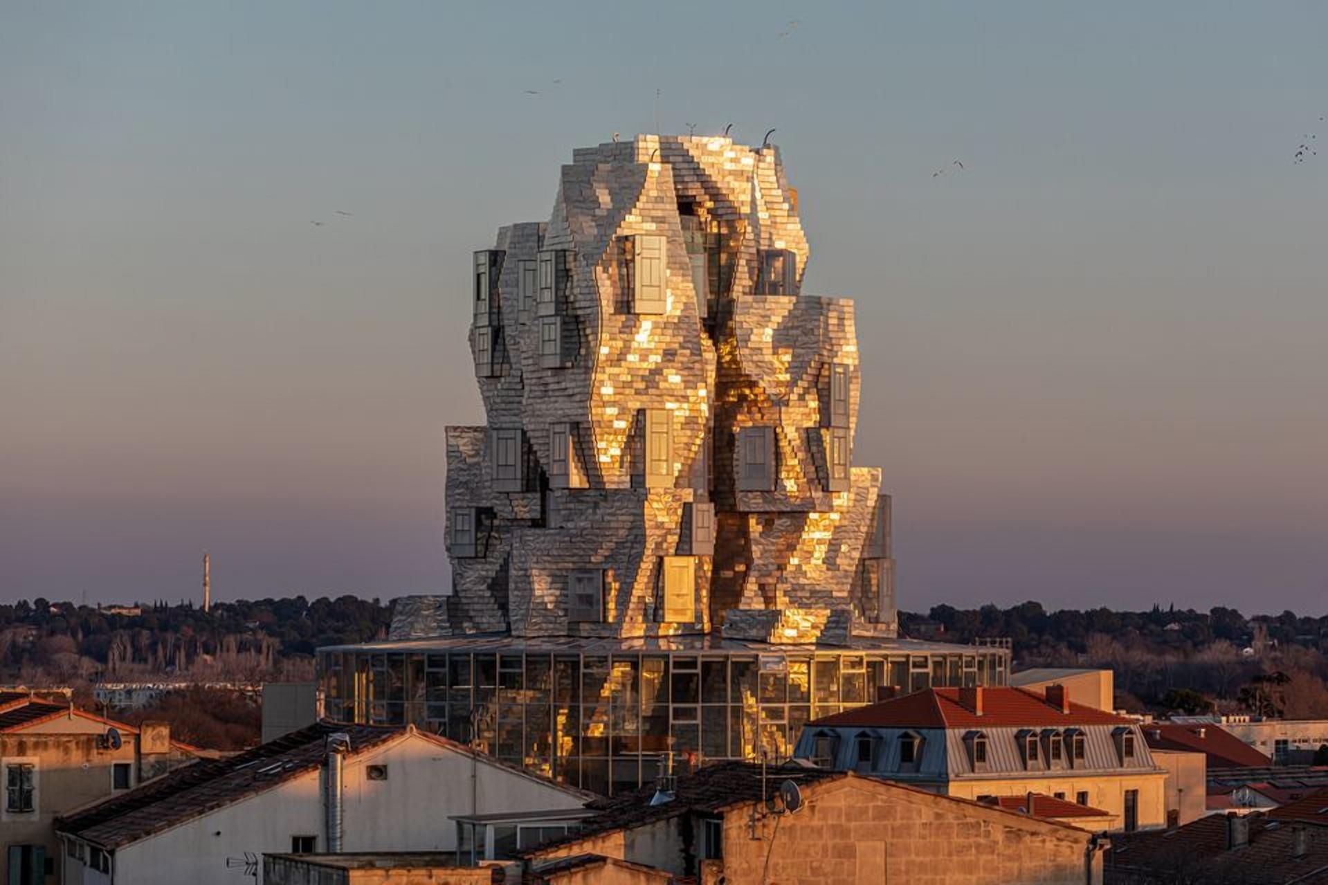 Магія алюмінію: у Франції з'явилася нова культурна вежа 