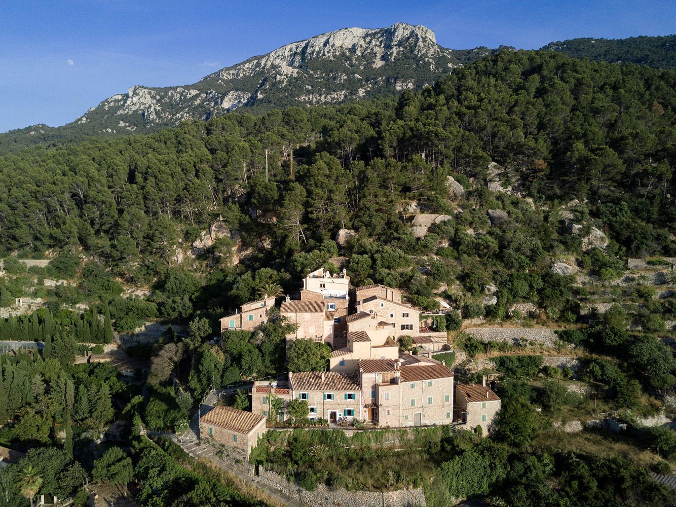 Изысканное Средиземноморье: каменный таунхаус на берегу моря Изысканное Средиземноморье: каменный таунхаус на берегу моря