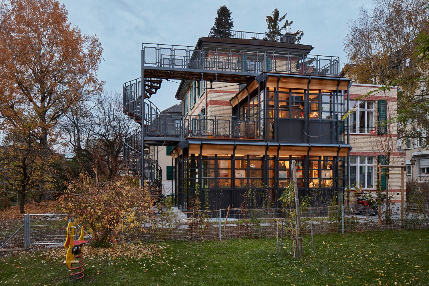 Реконструкція та збереження історичної спадщини: оновлений квартирний дім у Швейцарії