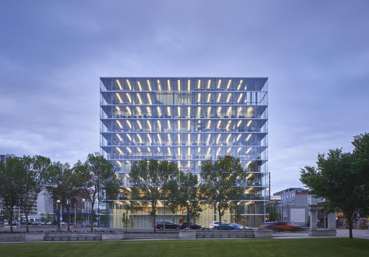 Стеклянный минимализм: многофункциональное здание в Эдмонтоне 