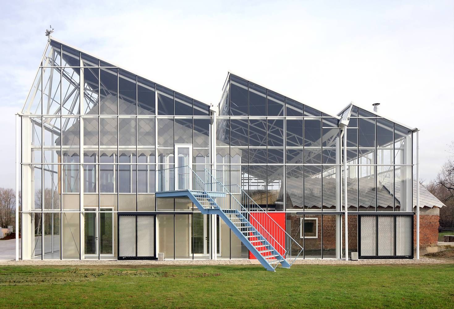 Магія скла та зосередженість на природі: вражаючий навчальний центр для бельгійських фермерів
