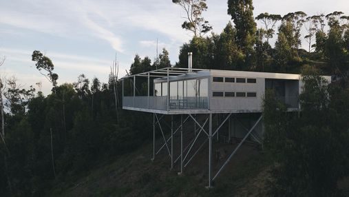 Жизнь над пропастью: уникальный дом на сваях над рекой в Австралии 
