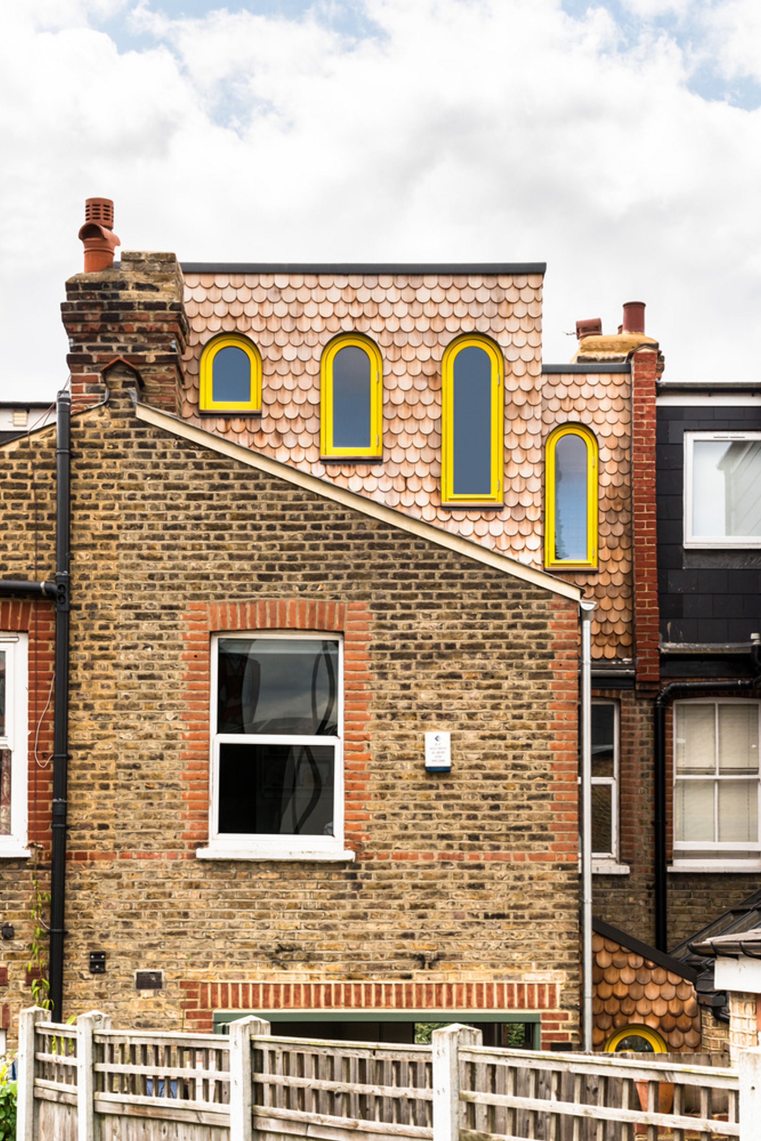 Сонячне знамено: цегляний дім з акцентом на жовтому кольорі
Сонячне знамено: цегляний дім з акцентом на жовтому кольорі