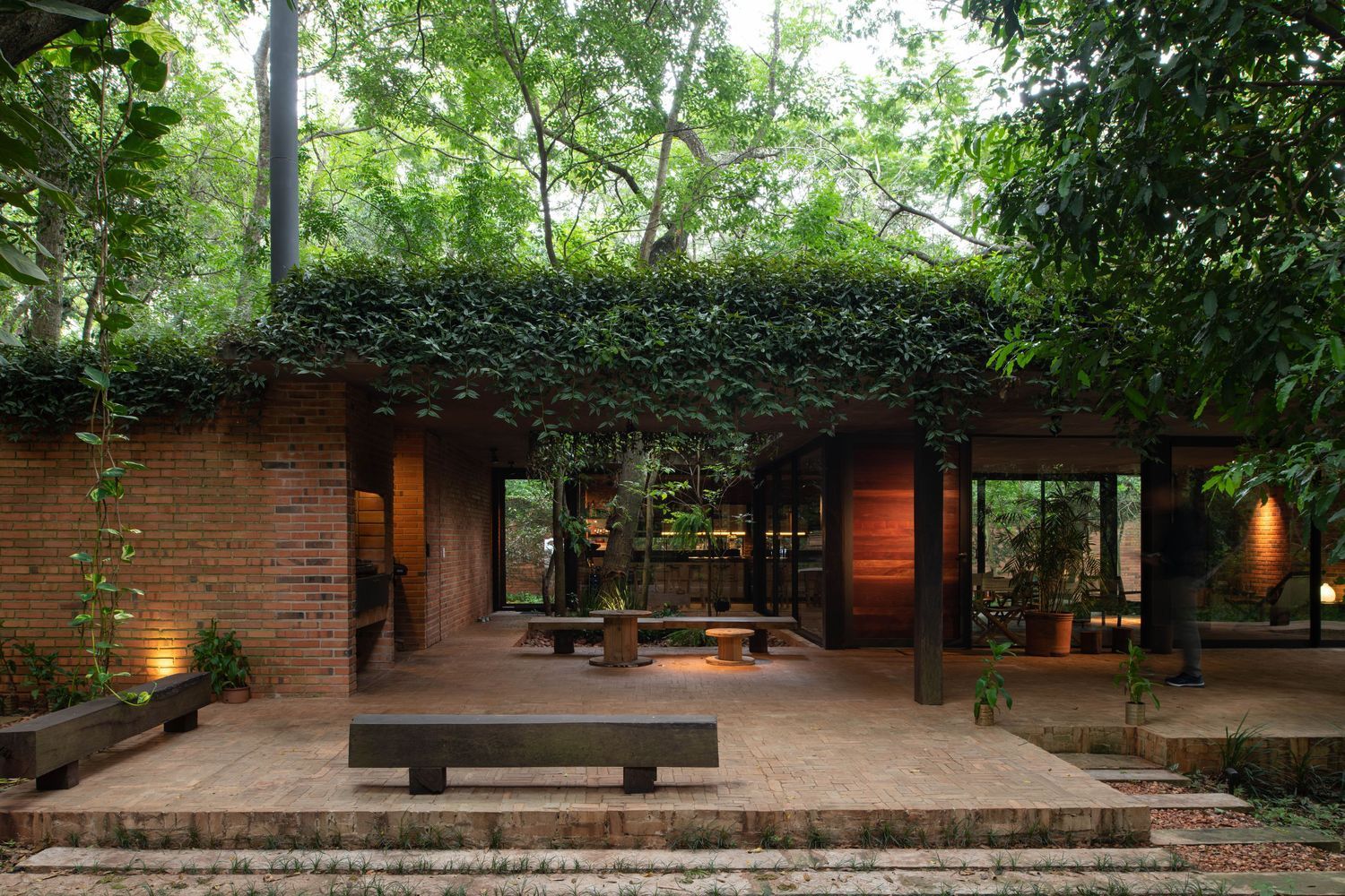 Рай в джунглях: фантастическая резиденция, в которой не страшно оказаться на изоляции Рай в джунглях: фантастическая резиденция, в которой не страшно оказаться на изоляции