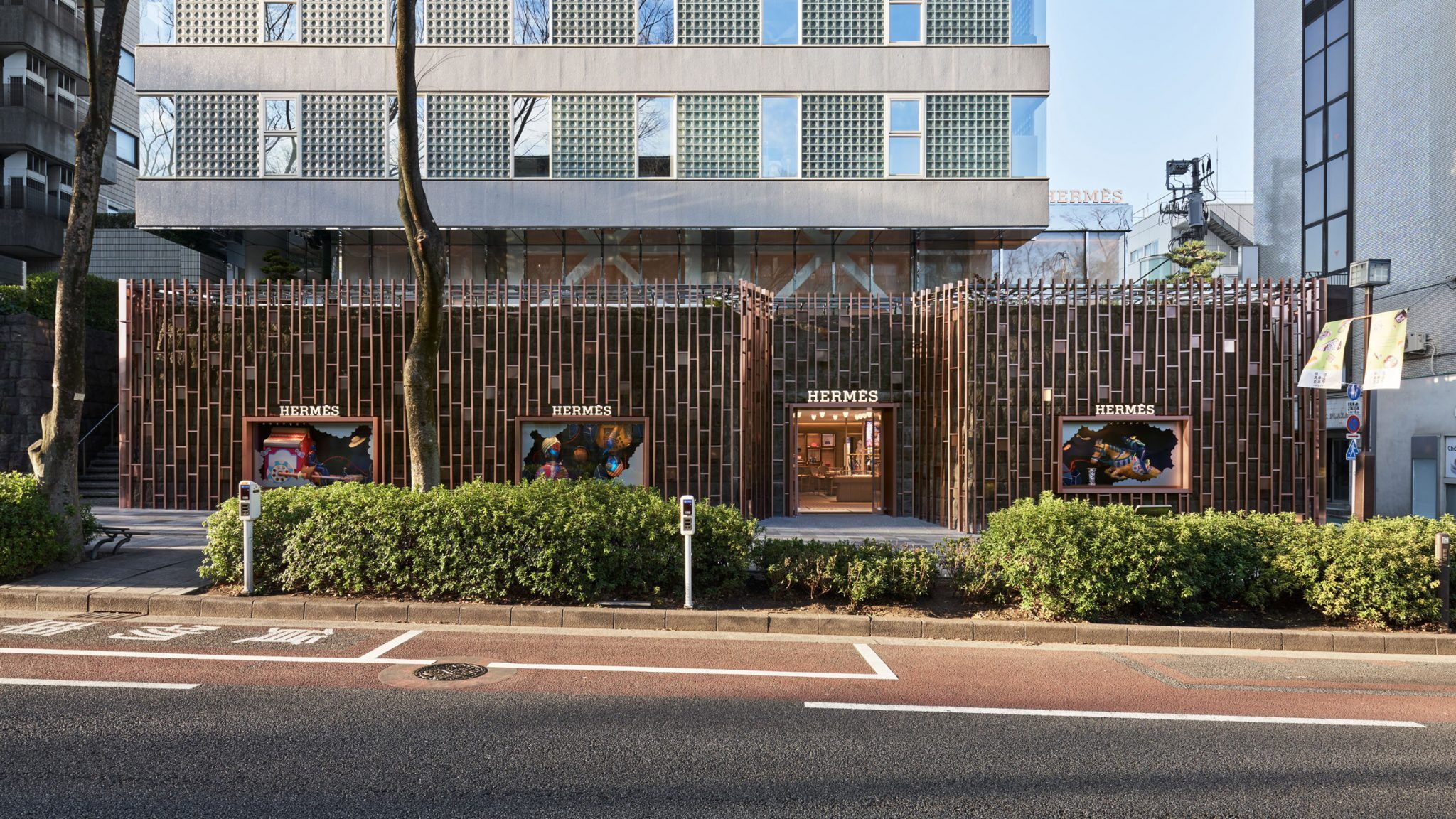 Бамбуковый фасад дома моды: уникальный магазин, который удивляет видом 