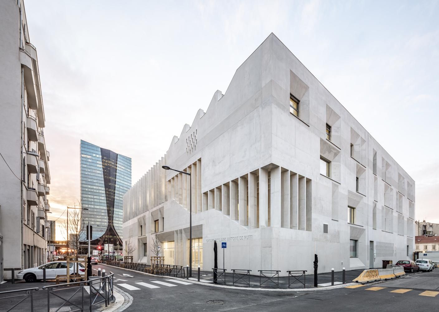 Строгая геометрия и удивительные размеры: величественное сооружение новой школы в Марселе 