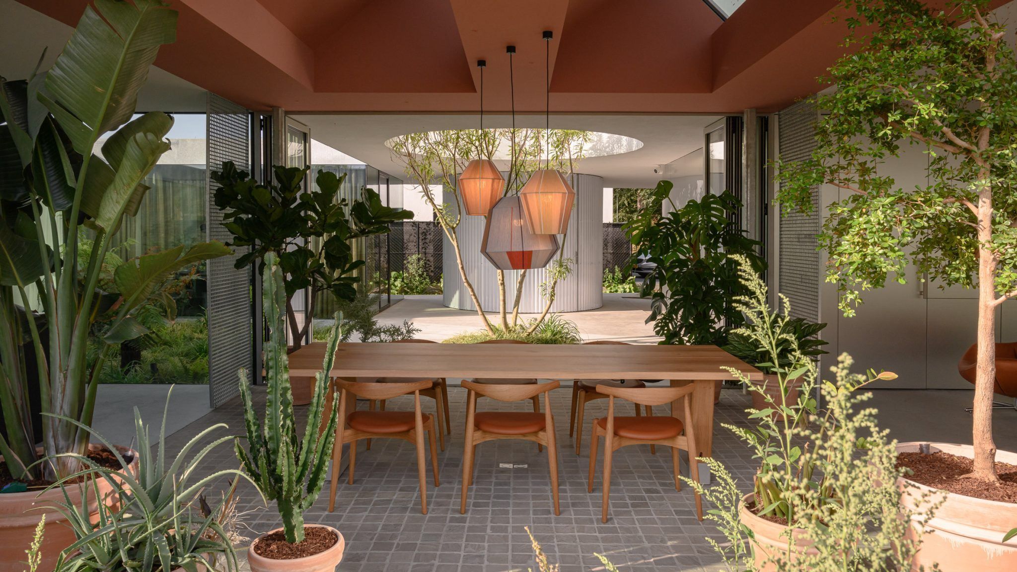 Приятные посиделки: как выглядят стильные летние пространства для обеда и общения Приятные посиделки: как выглядят стильные летние пространства для обеда и общения