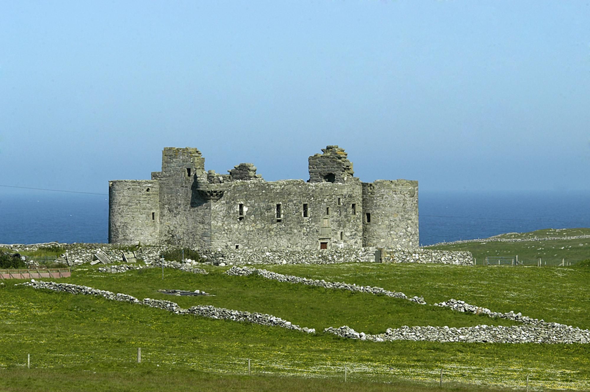 Средневековый замок и титул барона: в Шотландии выставили на продажу удивительную недвижимость 