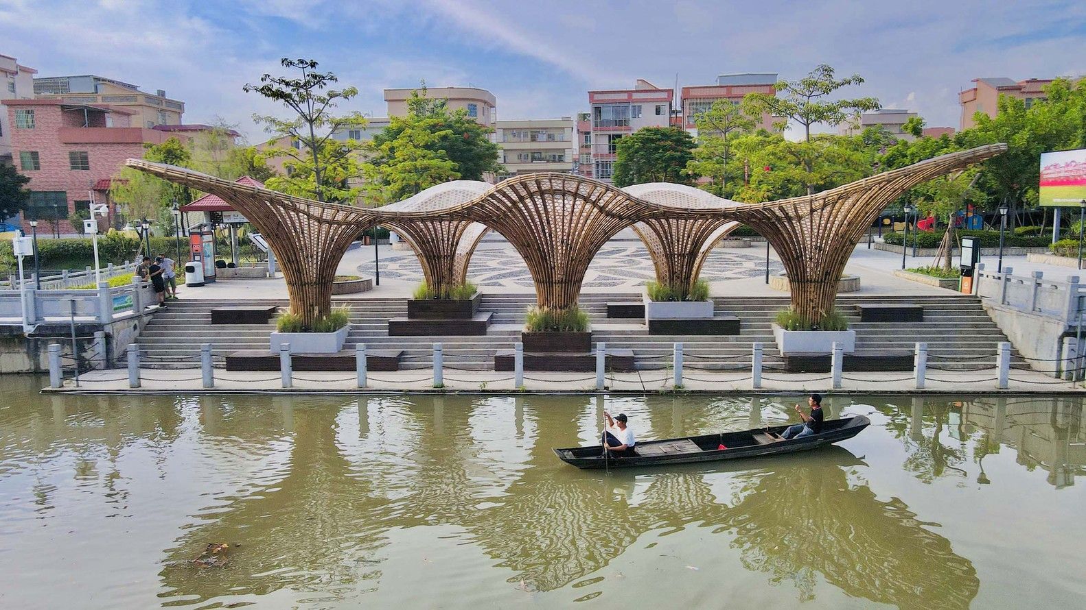 Бамбуковый зонт: конструкция, которая станет украшением любой набережной 