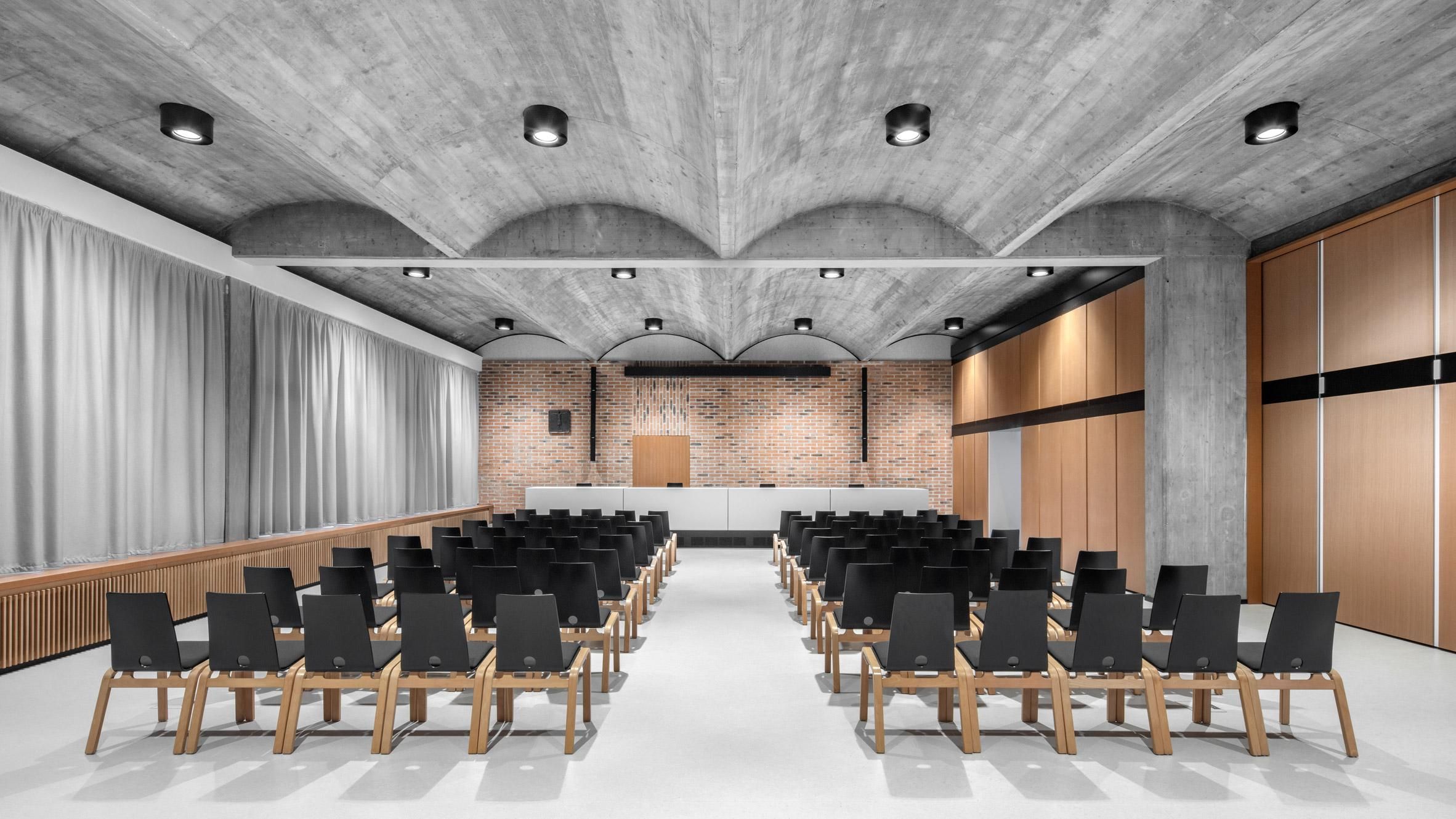 Сочетание религиозного и светского: фантастическое обновление учебного центра в Австрии Сочетание религиозного и светского: фантастическое обновление учебного центра в Австрии