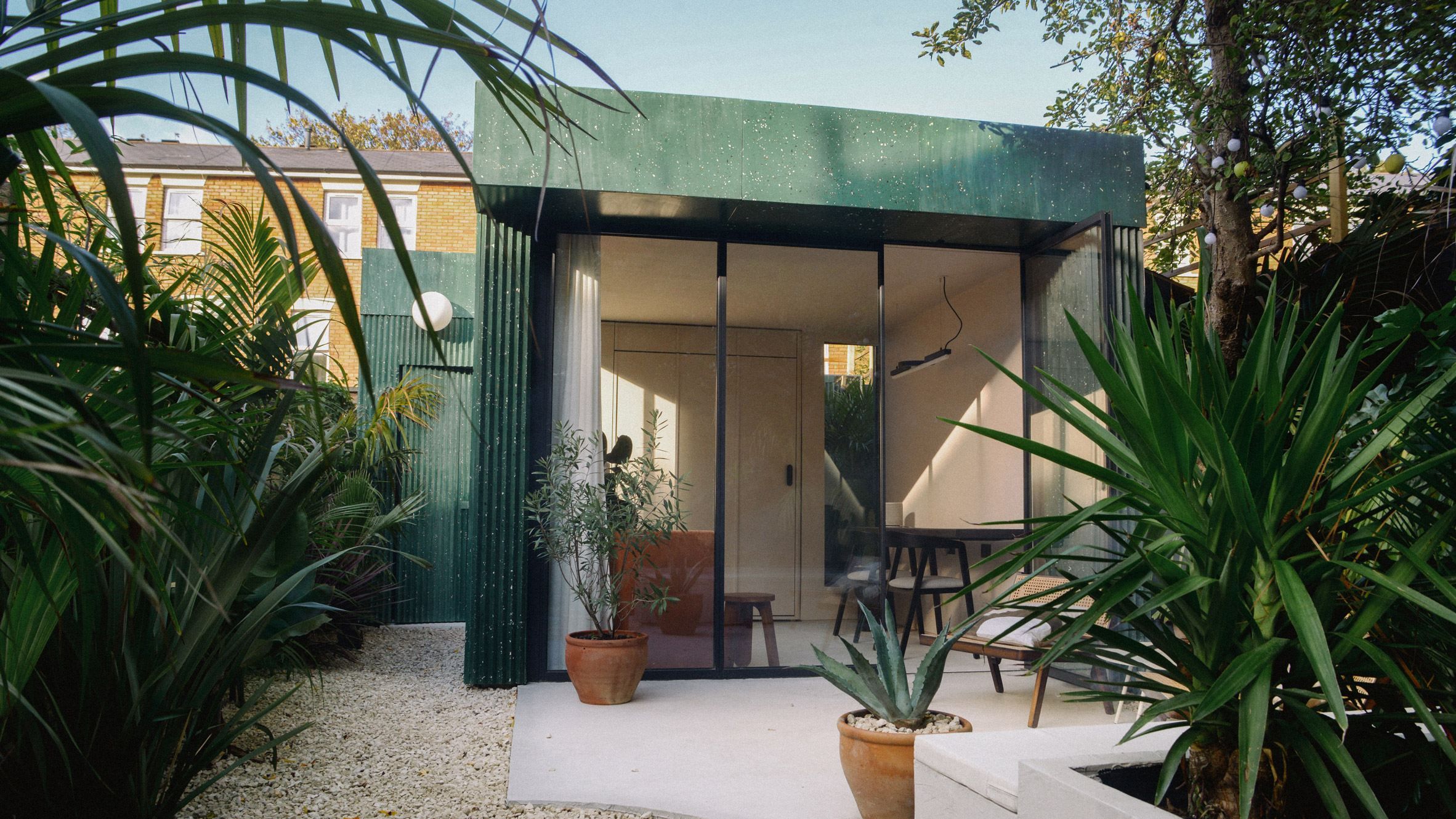 Натхнення оазису: як створити тропіки для роботи та відпочинку у себе вдома Натхнення оазису: як створити тропіки для роботи та відпочинку у себе вдома