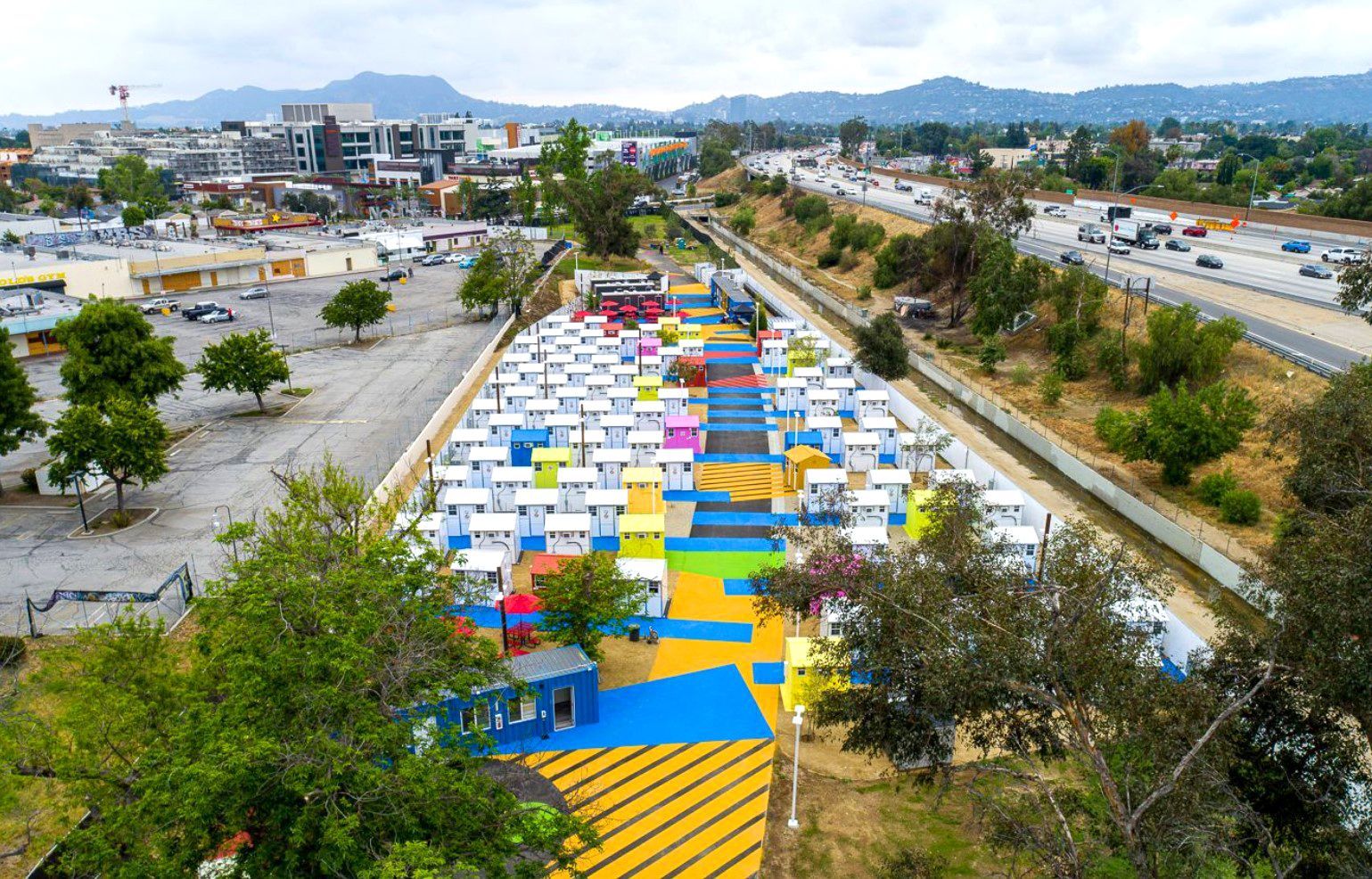 Разноцветный район: в Лос-Анджелесе построили домики для бездомных 