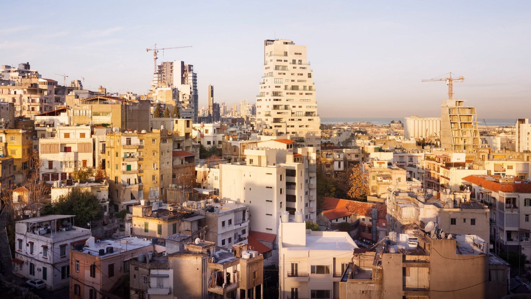 На горизонте залива: современный небоскреб в Бейруте с необычной формой