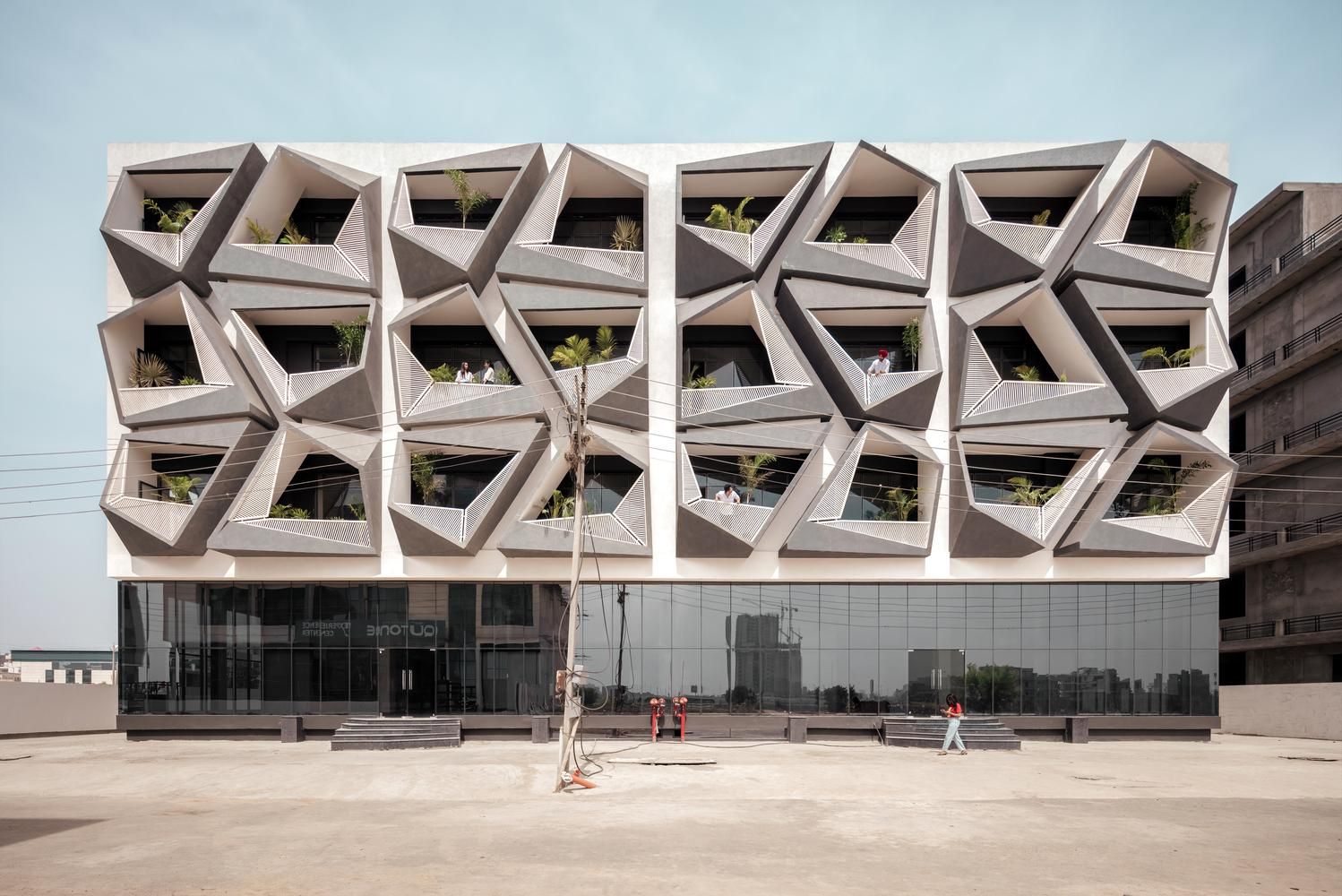 Новинка серед промислової зони: в Індії звели дивовижну комерційну будівлю Новинка серед промислової зони: в Індії звели дивовижну комерційну будівлю