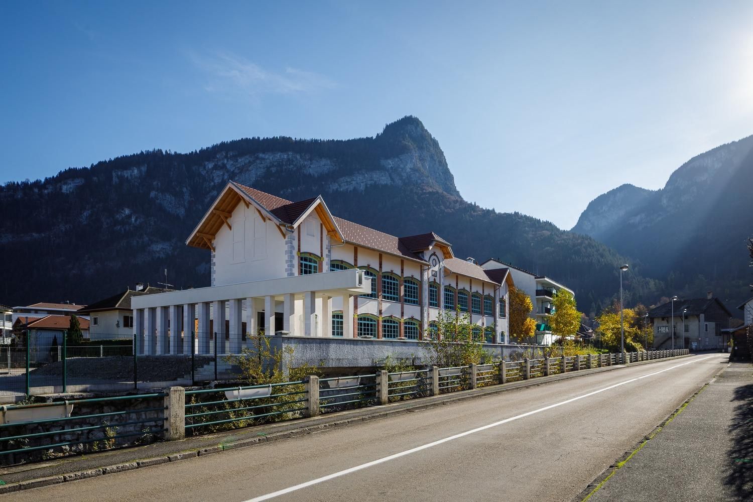 Красочное прошлое среди живописных гор: новый культурный центр в Альпах