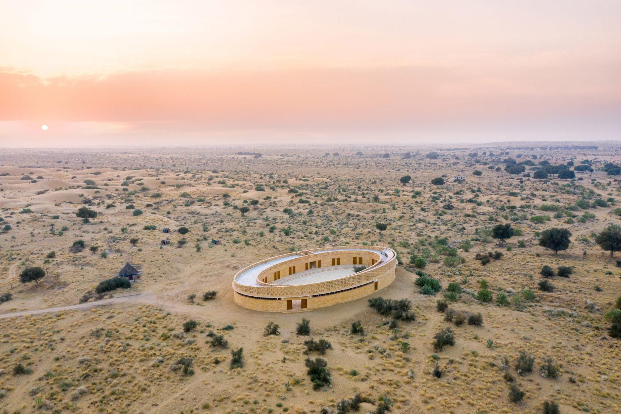 Школа серед пісків: як виглядає освітній заклад для дівчат в пустелі Тар