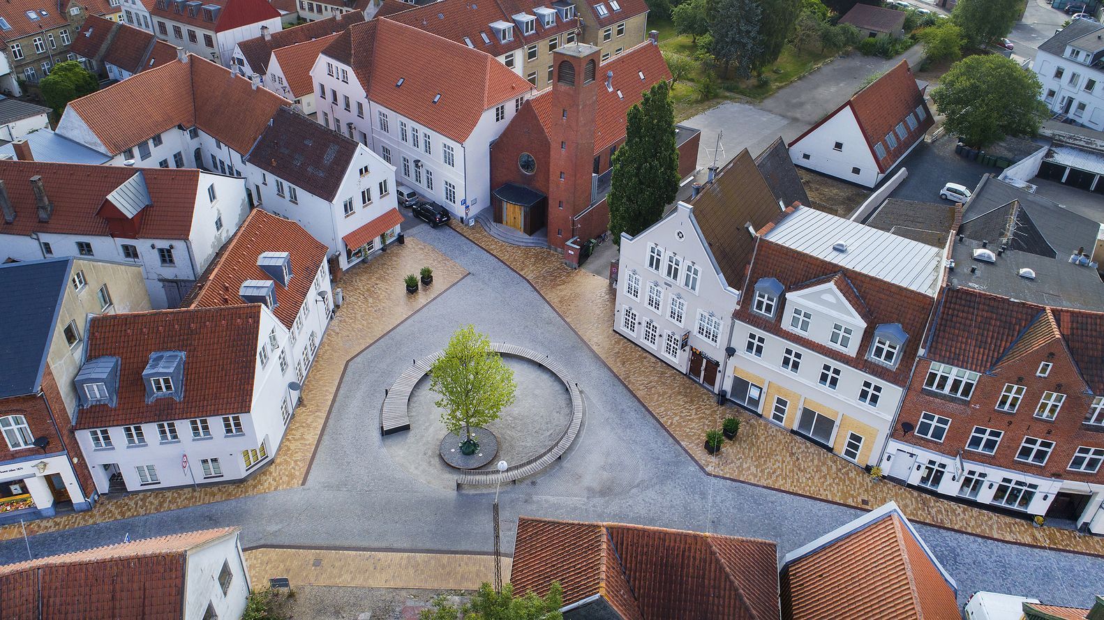 Неквапливість та затишок: у Данії вражаюче оновили площу невеликого містечка
