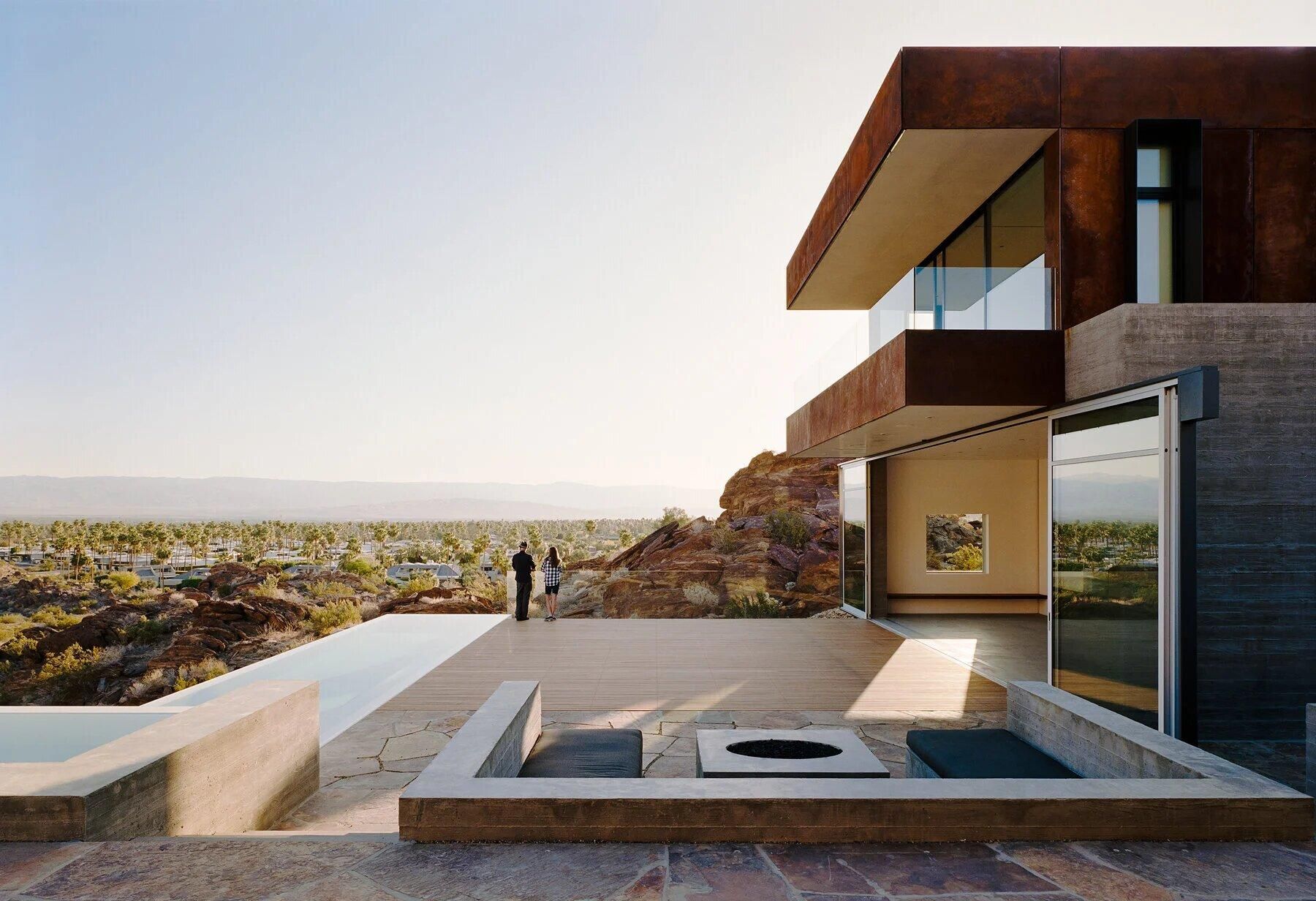 Гірський мінімалізм: дивовижний будинок посеред пустелі 
