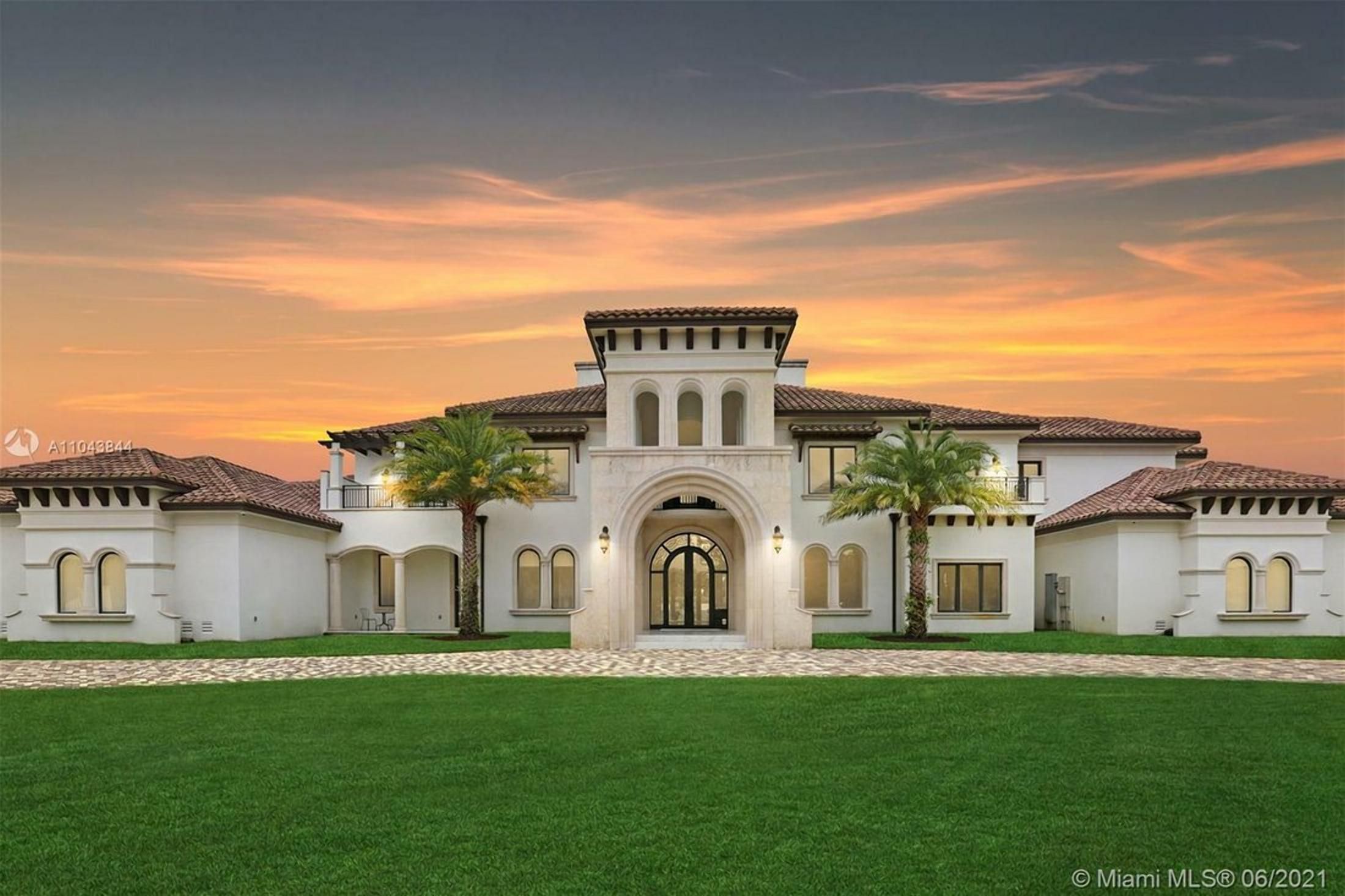 Як виглядає багатство: у Флориді виставили на продаж розкішну садибу 
 Як виглядає багатство: у Флориді виставили на продаж розкішну садибу