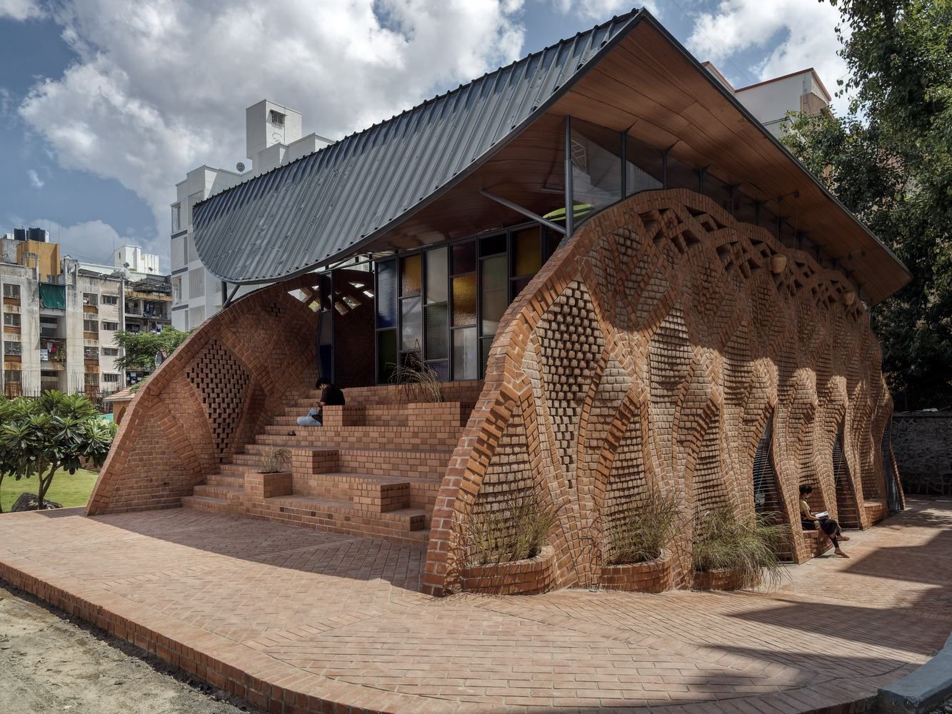 Червоний оазис: в Індії збудували неймовірний цегляний простір для дозвілля Червоний оазис: в Індії збудували неймовірний цегляний простір для дозвілля