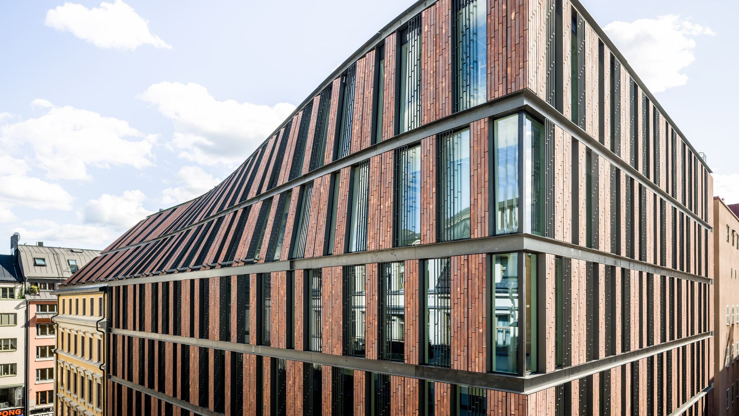 Зв'язок з історією: в Амстердамі старий будинок пов'язали з новим офісом "покрученим" фасадом