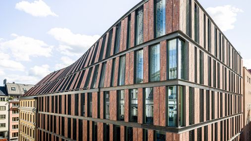 Связь с историей: в Амстердаме старый дом связали с новым офисом "изогнутым" фасадом 