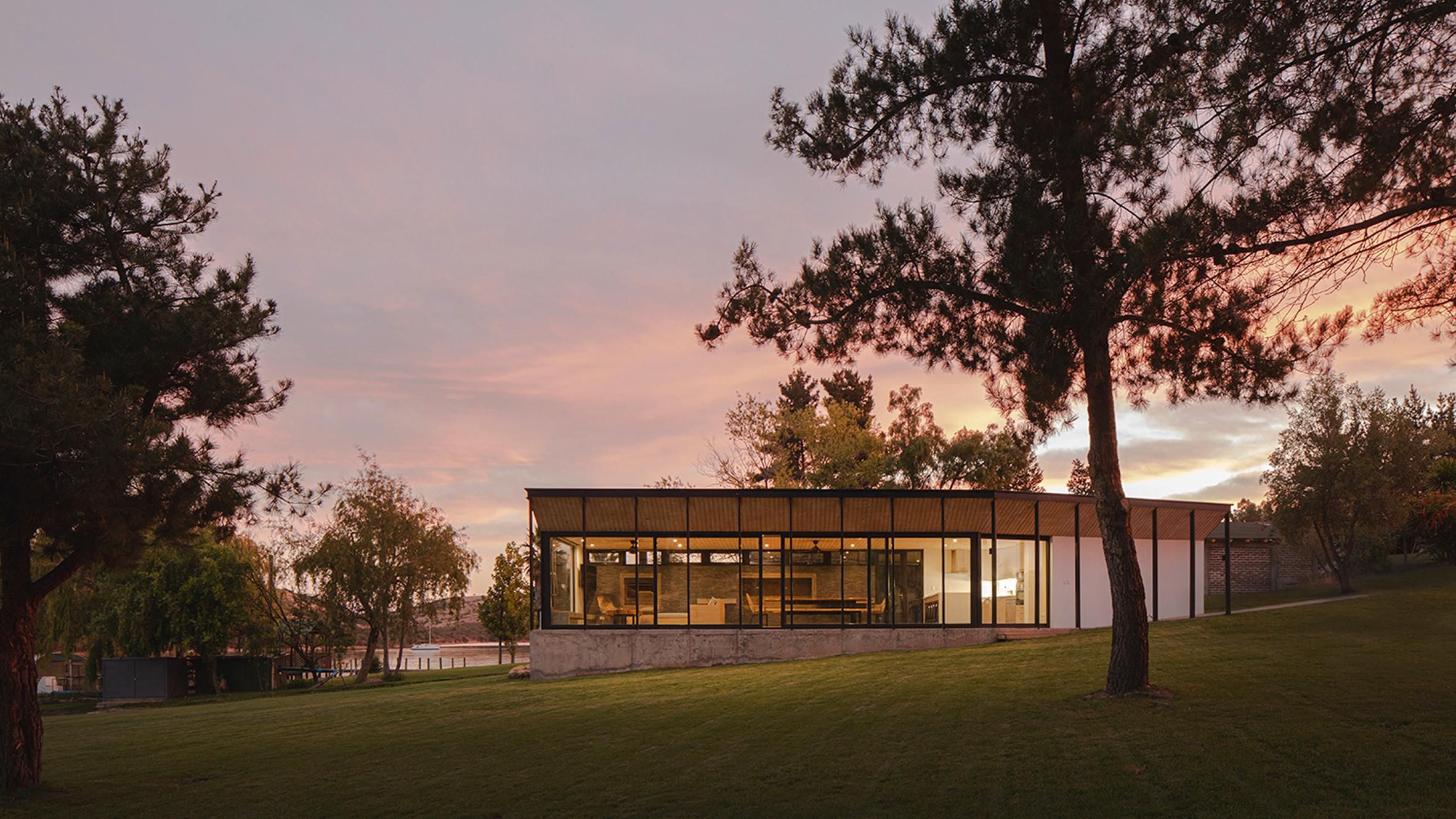 Озерний затишок: у Чилі збудували чудовий будинок біля води, який огортає спокоєм Озерний затишок: у Чилі збудували чудовий будинок біля води, який огортає спокоєм