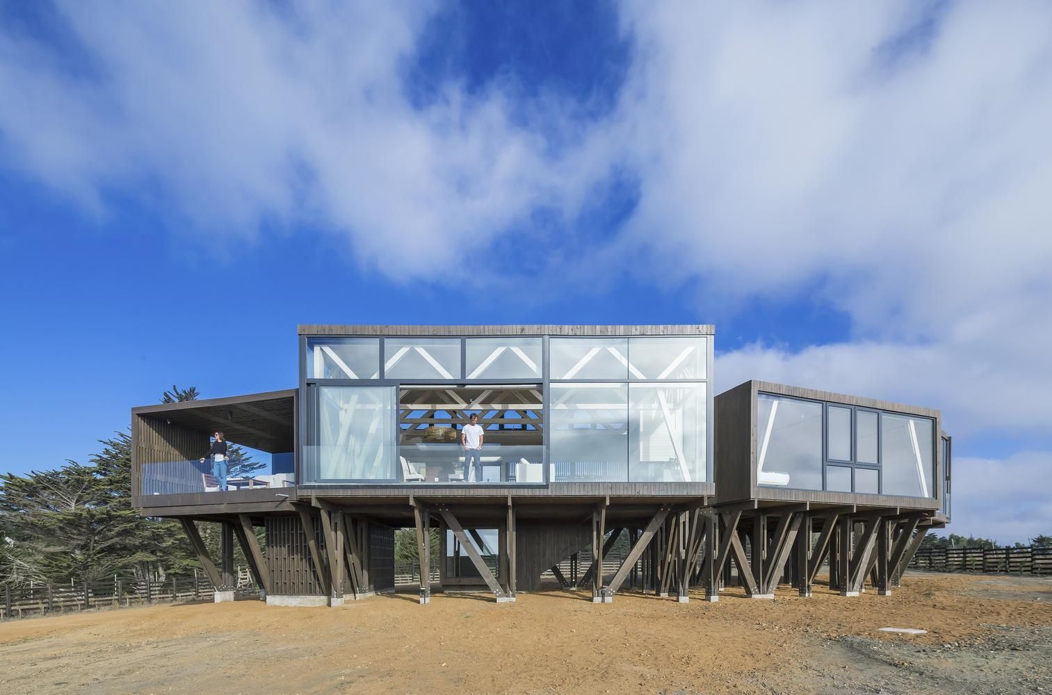 Над землей: очаровательная стеклянная вилла на сваях в Чили Над землей: очаровательная стеклянная вилла на сваях в Чили