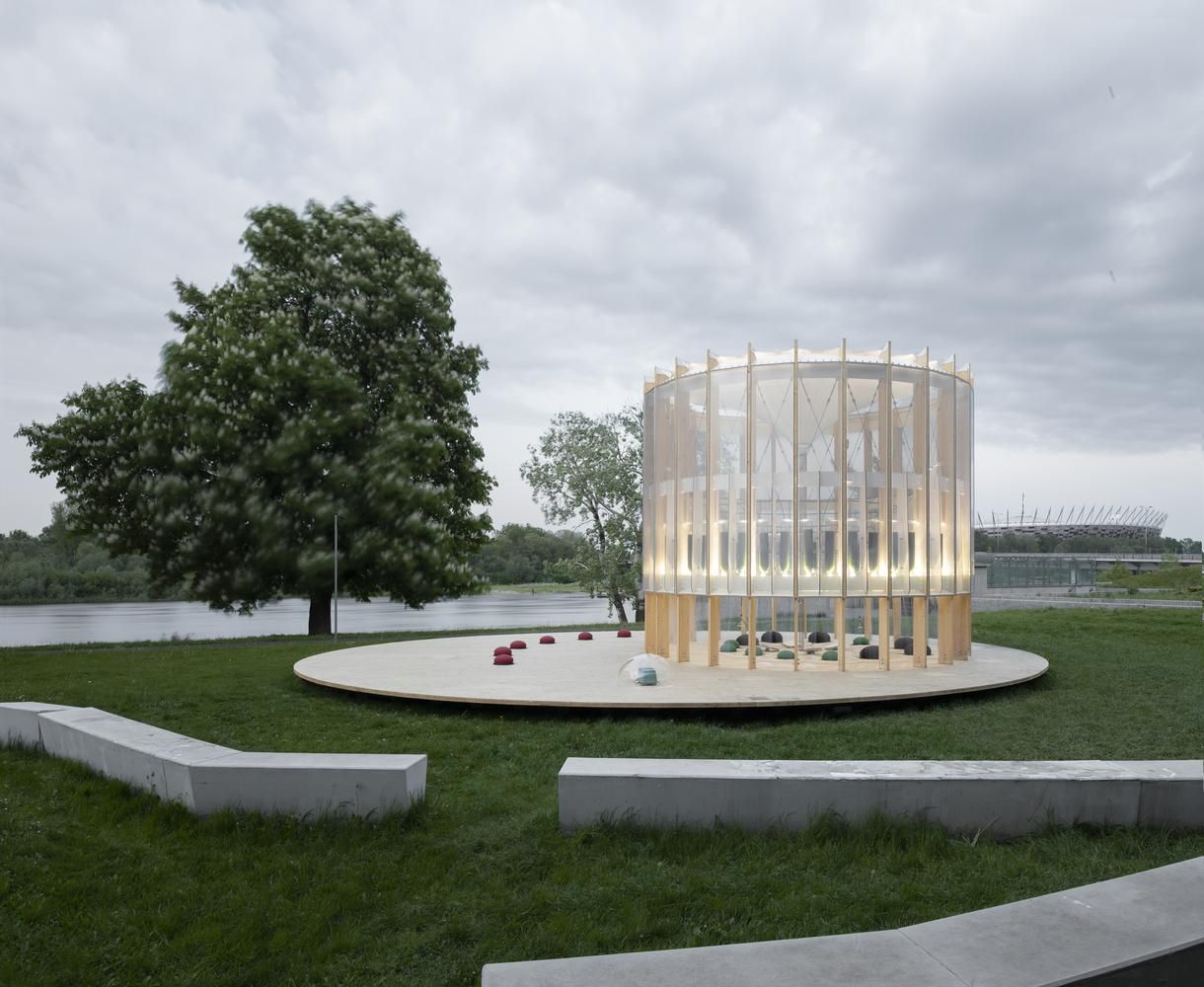 Веселі розваги: у Польщі збудували казковий ігровий простір біля озера