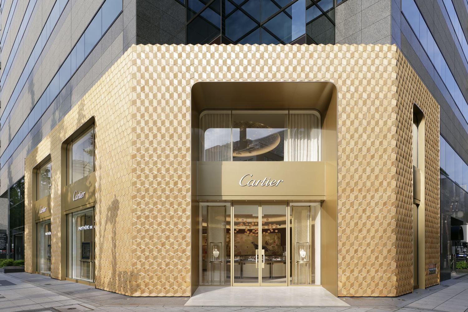 Лоск золота: магазин Картье в Японии получил новый впечатляющий фасад 
