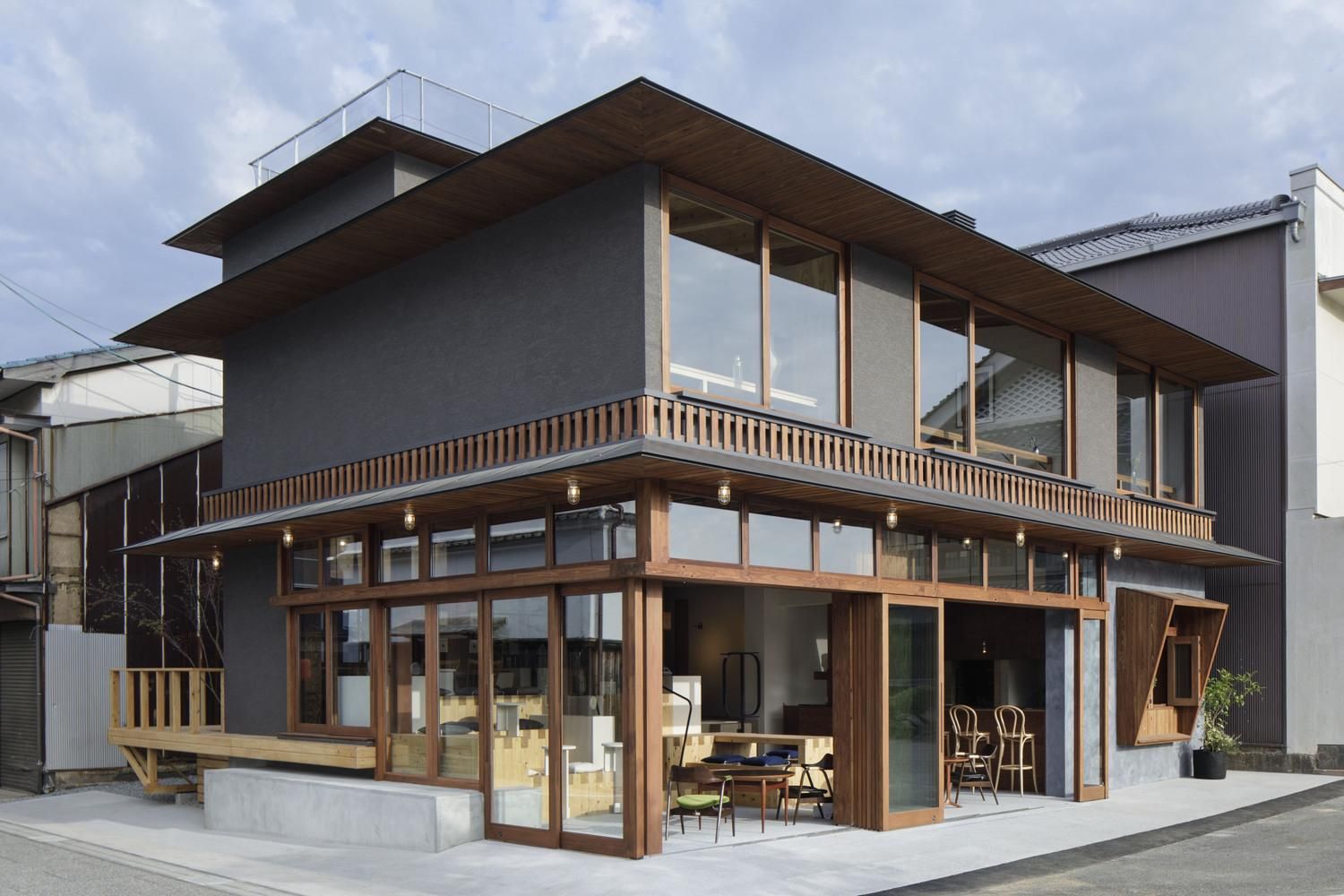 Острівна чарівність: неймовірна реновація будинку в Японії, що хизується казковою панорамою