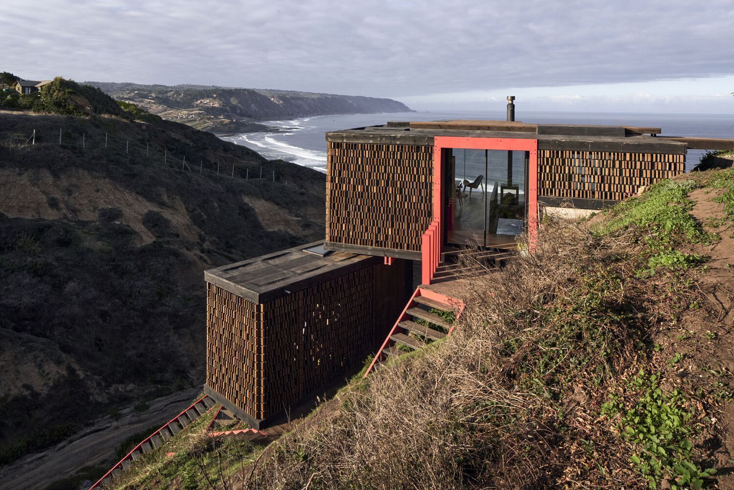Удивительная геометрия с видом на океан: как выглядит дом в Чили, построенный на скале 