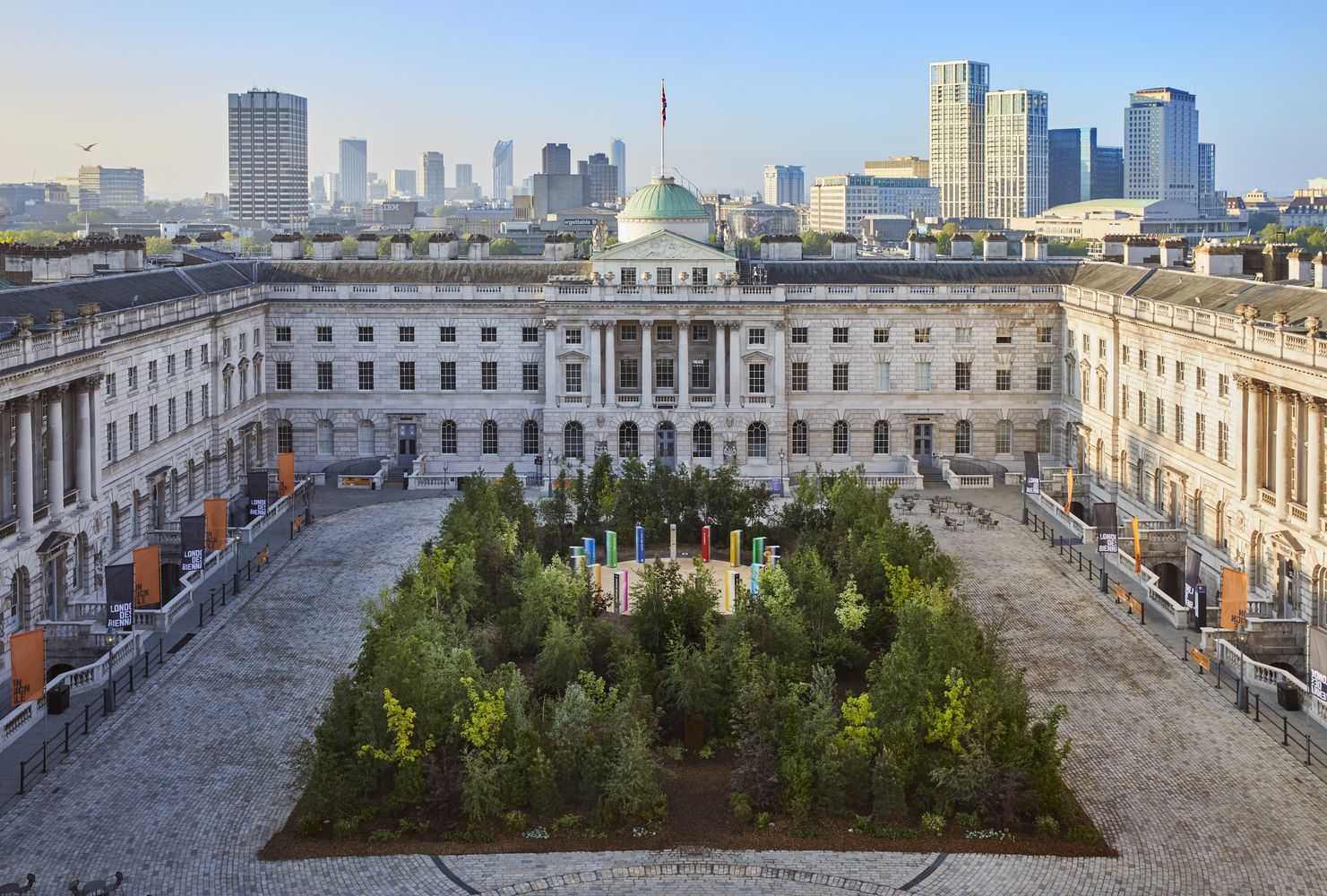 Лес для изменений: удивительная природная инсталляция во дворе Лондонской библиотеки 