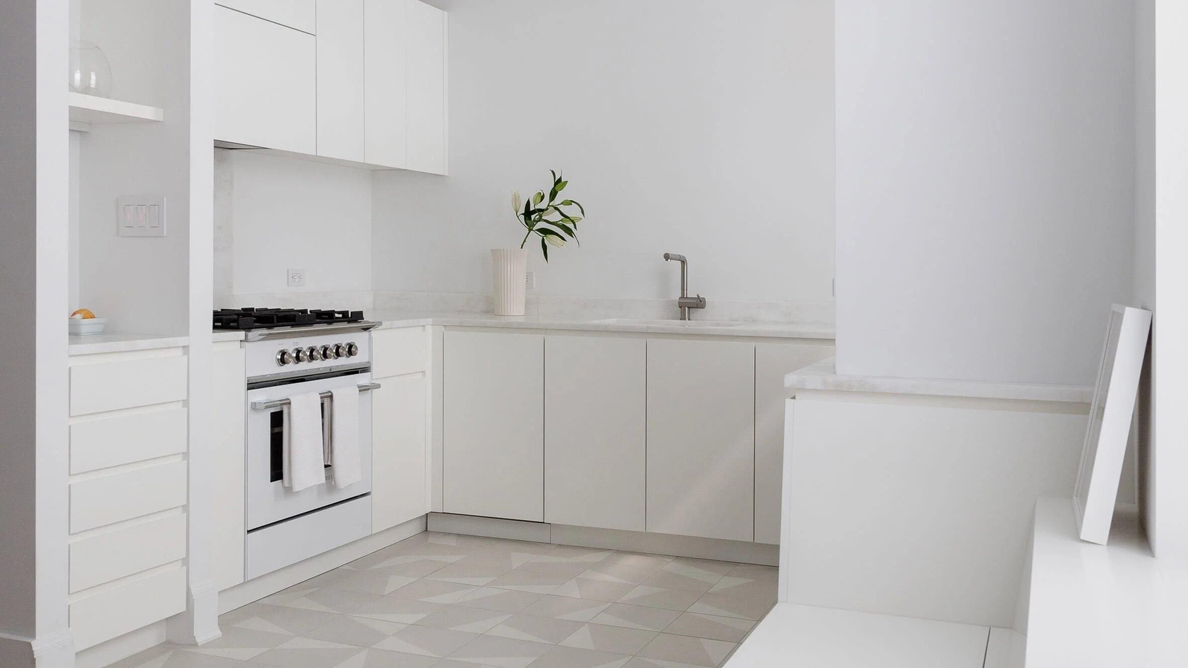 Художественное преобразование: как старая квартира в Нью-Йорке стала похожей на галерею Художественное преобразование: как старая квартира в Нью-Йорке стала похожей на галерею