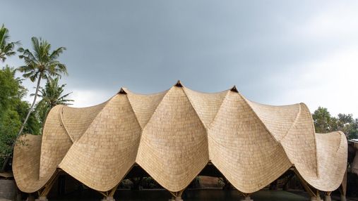 Еталон легких конструкцій: дивовижний майданчик школи на Балі