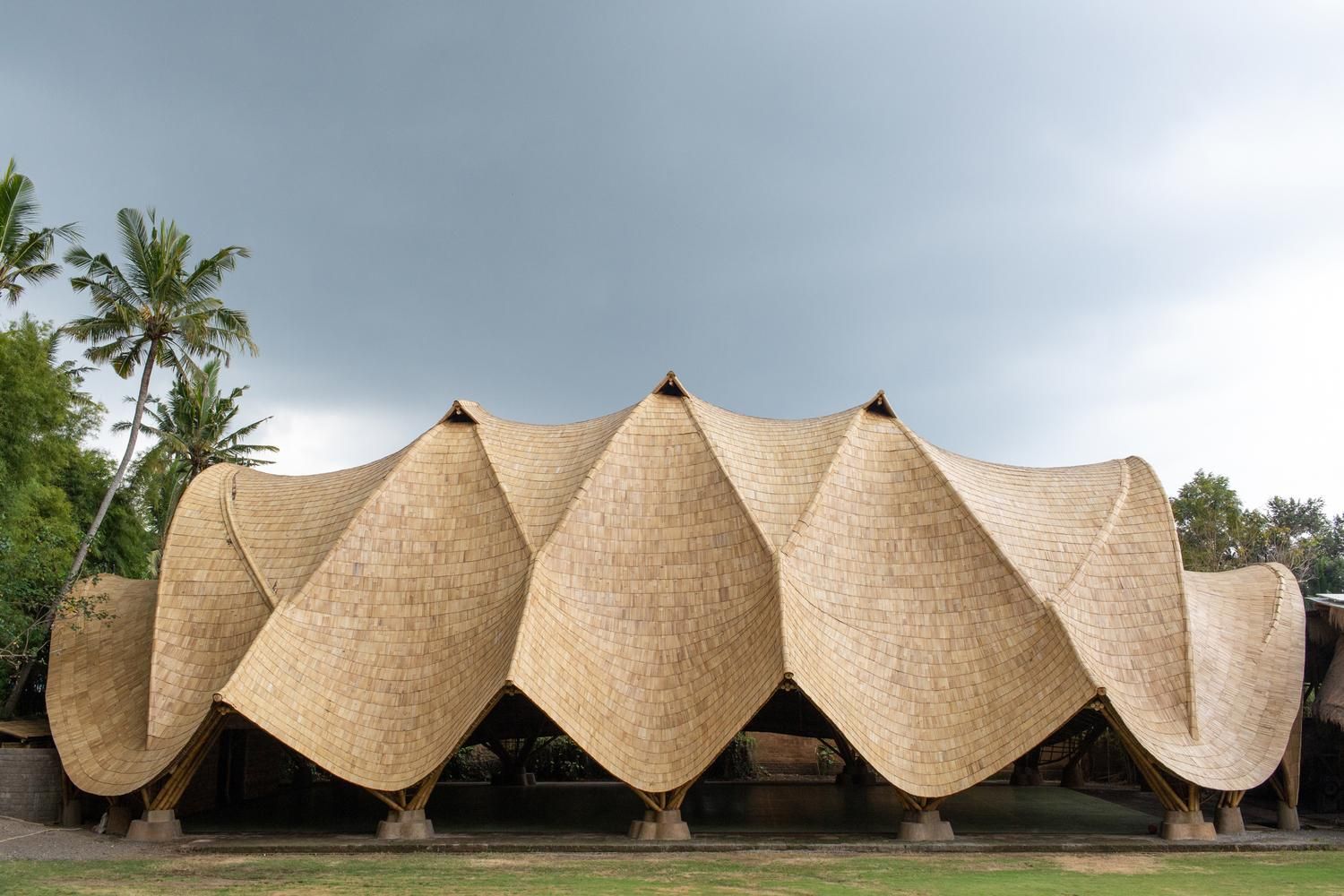 Еталон легких конструкцій: дивовижний майданчик школи на Балі