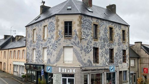 Художница разрисовала фасад дома во Франции изысканным кружевом XIX века