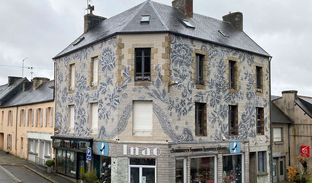 Художница разрисовала фасад дома во Франции изысканным кружевом