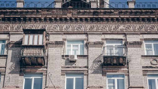 Киев без застекленных балконов: волонтеры начали демонтаж лишних конструкций